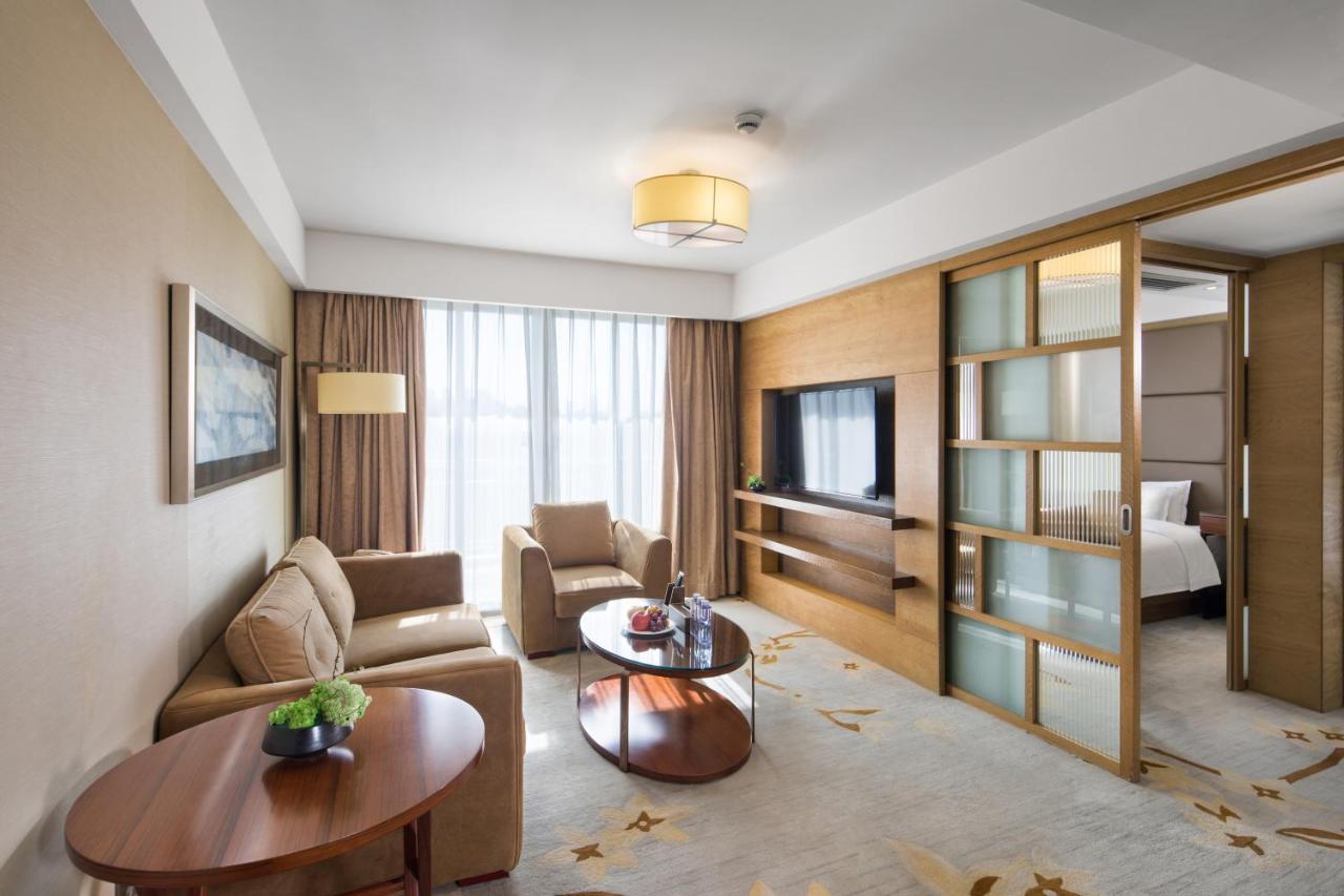 The La Hotel 新世界伟瑞酒店 Shenzhen Exterior photo